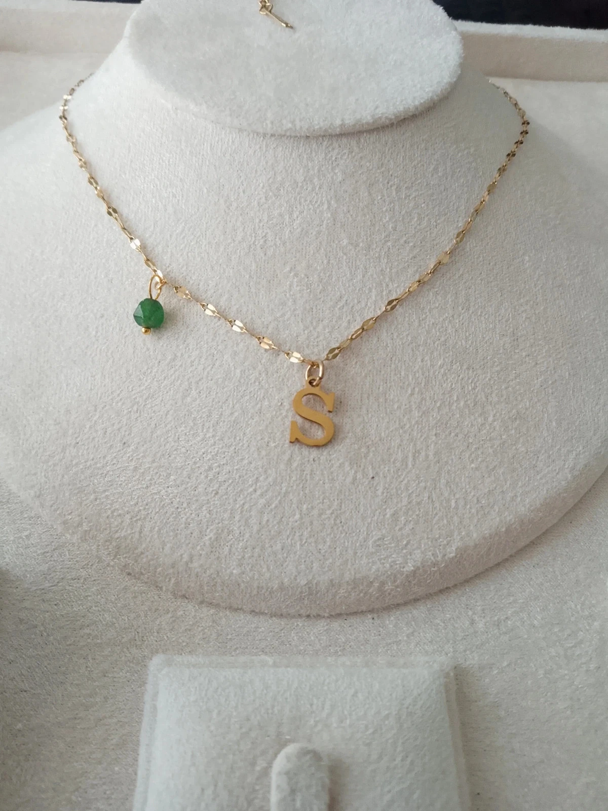 Collier lettre S avec pierre agate verte
